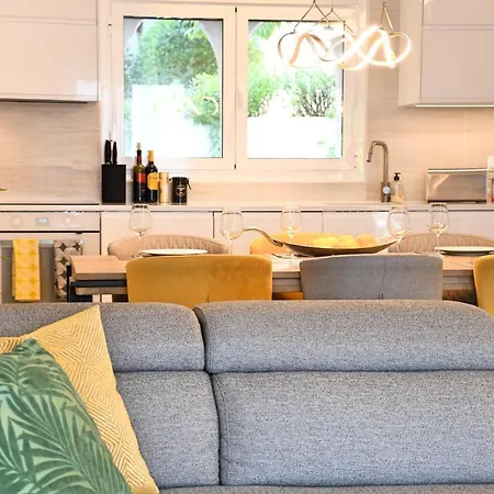 Yellow Jasper - Gemstone Getaway Holiday home